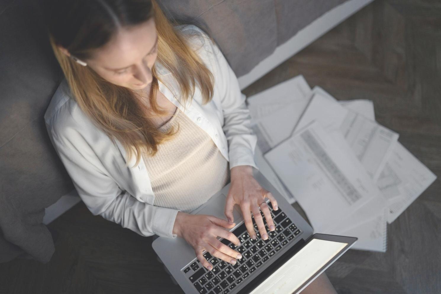 Professionelles Geschäftsumfeld mit modernen Finanztools und Arbeitsplätzen